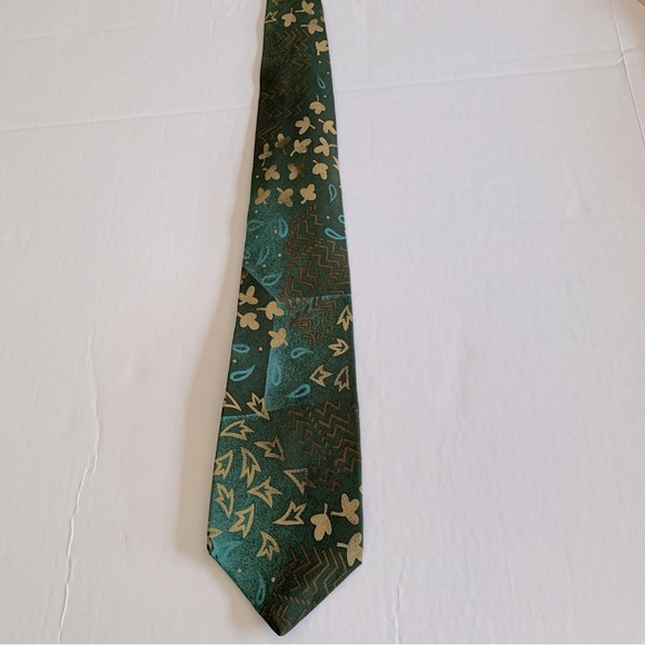Nino Cerruti, 100% handmade Silk Crepe Necktie. Green background with go… - Picture 3 of 7